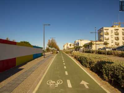 Perch� fino al 2019 ad affollare la strada costiera non c�erano corridori e mezzi su due ruote, ma esclusivamente automobili. Ora invece l�accesso alle macchine � consentito solo ai residenti che si avvalgono di un piccolo vialetto di sanpietrini con un unico senso di marcia